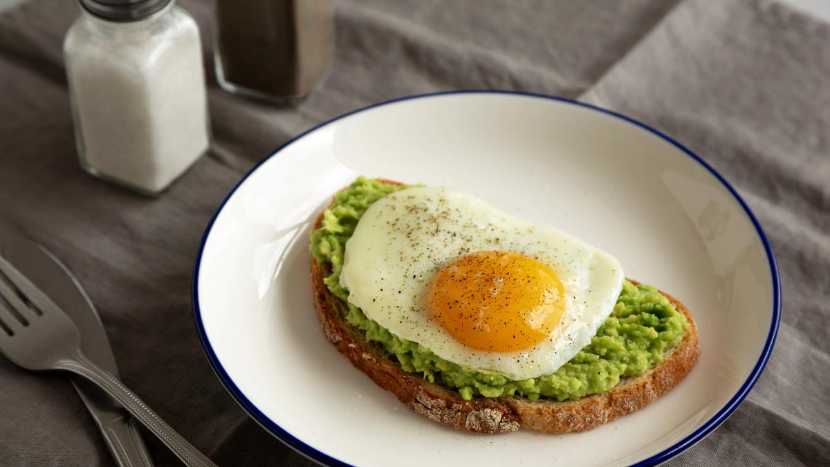 Resep Toast Alpukat dengan Telur Mata Sapi dan Herb Segar